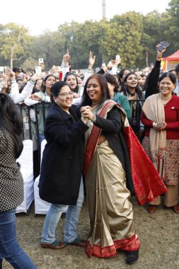 NEW DELHI, INDIA - FEBRUARY 2 2024: Bollywood çalma sanatçısı Muhammed Irfan 'ın üç günlük festivalin son günü Janki Devi Memorial College 24' teki yıldız performansına yaklaşık 3 bin öğrenci katıldı