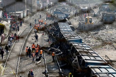 NEW DELHI, INDIA -17 Şubat: 10 vagon mal treninin görüntüsü 17 Şubat 2024 tarihinde Yeni Delhi, Hindistan 'da Patel Nagar-Dayabasti bölümünde raydan çıktı. Olay, tren Zakhira köprüsünün altından geçerken oldu. 