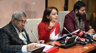 NEW DELHI, INDIA - 8 Şubat 2024: Delhi Belediye Başkanı Shelly Oberoi, (C) MCD Genel Başkanı Mukesh Goyal, (L) Delhi Belediye Başkan Yardımcısı Aaley Mohammad Iqbal (R) Delhi MCD Bütçesini geçtikten sonra basın mensuplarına seslendi.