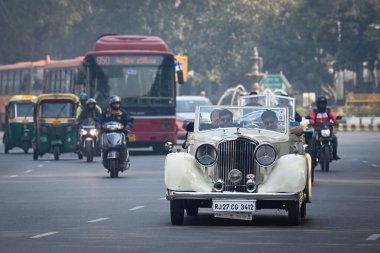 NEW DELHI, INDIA - 11 Şubat 2024: Eski arabalar, 11 Şubat 2024 tarihinde Hindistan 'ın Yeni Delhi kentinde düzenlenen 57..