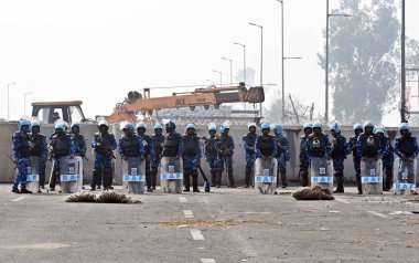 NEW DELHI, INDIA -FEBRUARY 14 Şubat 2024: Çiftçilerin 'Delhi Chalo' yürüyüşü nedeniyle Singhu sınırında görevli güvenlik personeli, 14 Şubat 2024 tarihinde Hindistan 'ın Yeni Delhi kentinde. Çok sayıda polis ve paramiliter personel görevlendirildi..