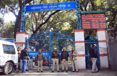 NEW DELHI, INDIA - 6 Şubat 2024 tarihinde İcra Müdürlüğü (ED) bünyesindeki güvenlik personeli Delhi Başbakanı Arvind Kejriwal 'ın kişisel sekreteri Bibhav Kumar' ın Chandrawal, Sivil Hatlar 'daki baskınına katıldı. 