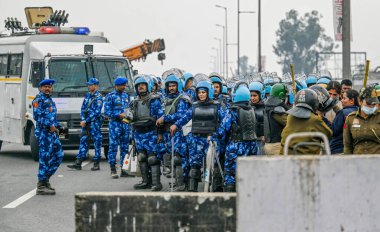 NEW DELHI, INDIA - 13 Şubat 2024: Delhi Polis ve Güvenlik görevlileri 13 Şubat 2024 tarihinde çiftçilerin Delhi 'ye çağrısı öncesinde Singhu Sınır Delhi-Haryana Sınırı' nda güvenlik düzenlemeleri hazırlıyorlar.