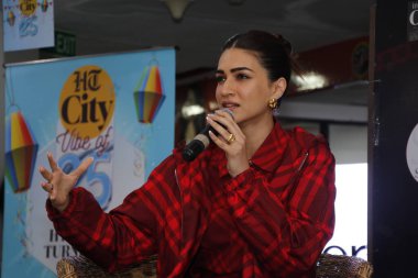 Yeni DELHI, İNDİYA - 1 Şubat: Bollywood oyuncusu Kriti Sanon, HT City 'nin yeni filmi Teri Baaton Mein Aisa Uljha Jiya' nın tanıtımı için verdiği özel röportajda 