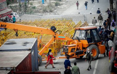 NEW DELHI, INDIA - 13 Şubat 2024: Delhi Polis ve Güvenlik görevlileri 13 Şubat 2024 tarihinde çiftçilerin Delhi 'ye çağrısı öncesinde Singhu Sınır Delhi-Haryana Sınırı' nda güvenlik düzenlemeleri hazırlıyorlar.