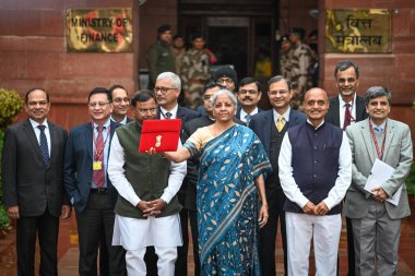 NEW DELHI, INDIA - FEBRUARY 1, 2024: Nirmala Sitharaman, Birlik Maliye Bakanı Bhagwat Karad ve Pankaj Chaudhary MOS Finans Bakanlığı, geçici Bütçe sunumu öncesinde Maliye Bakanlığı 'ndan ayrıldı.