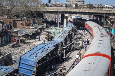 NEW DELHI, Hindistan - 17 Şubat 2024: Patel Nagar-Dayabasti bölümünde raydan çıkan 10 vagon yük treni manzarası. Olay, Cumartesi sabahı Zakhira üstgeçidinde tren geçerken meydana geldi.