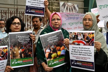 KOLKATA, INDIA -FEBRUARY 24, 2024: Çiftçi Protestosu ile dayanışma içinde, Sambidhan Bachao Desh Bachao Mancha üyeleri Esplanade 'de bir gösteri düzenlediler