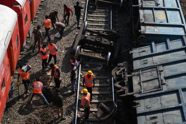 NEW DELHI, INDIA -17 Şubat: 10 vagon mal treninin görüntüsü 17 Şubat 2024 tarihinde Yeni Delhi, Hindistan 'da Patel Nagar-Dayabasti bölümünde raydan çıktı. Olay, tren Zakhira köprüsünün altından geçerken oldu. 