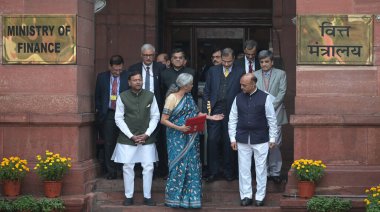 NEW DELHI, INDIA - FEBRUARY 1, 2024: Birlik Maliye Bakanı Nirmala Sitharaman ile MoS Finans Bakanı Pankaj Choudhary, Bhagwat K 