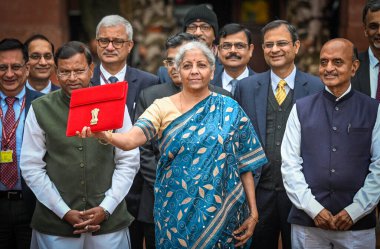 NEW DELHI, INDIA - FEBRUARY 1, 2024: Nirmala Sitharaman, Birlik Maliye Bakanı Bhagwat Karad ve Pankaj Chaudhary MOS Finans Bakanlığı, geçici Bütçe sunumu öncesinde Maliye Bakanlığı 'ndan ayrıldı.