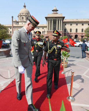 NEW DELHI, INDIA - 27 Şubat 2024 'te Hindistan' ın Yeni Delhi kentinde bir onur kıtasını teftiş etmek üzere Hindistan 'daki mevkidaşı Manoj Pande (R) ile el sıkışıyor.. 