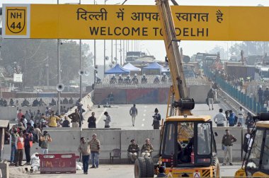 NEW DELHI, INDIA -FEBRUARY 14 Şubat 2024: 'Delhi' deki Yeni Delhi, Hindistan 'da çiftçilerin' Delhi Chalo 'yürüyüşü nedeniyle Singhu sınırı yakınlarında güvenlik düzenlemeleri sıkılaştırılırken polis' Delhi 'ye Hoşgeldiniz' tabelasını kaldırdı. 