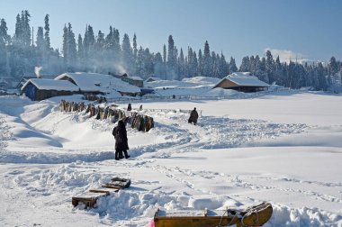 SRINAGAR, INDIA - 25 Şubat 2024 'te Hindistan' ın Srinagar kentinde, Gulmarg kentindeki ünlü kar kaplı kayak merkezinde turistlerin eğlendikleri görülüyor.. 