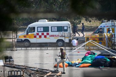 NEW DELHI, INDIA - 17 Şubat 2024: NDRF, Delhi Polisi ve itfaiyesi ile birlikte, JLN Stadyumu 'ndaki geçici bir yapı çöktükten sonra, 17 Şubat 2024' te Hindistan 'ın Yeni Delhi kentinde birçok işçinin yaralanması üzerine kurtarma operasyonları yürüttü..