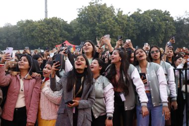 NEW DELHI, INDIA - FEBRUARY 2 2024: Bollywood çalma sanatçısı Muhammed Irfan 'ın üç günlük festivalin son günü Janki Devi Memorial College 24' teki yıldız performansına yaklaşık 3 bin öğrenci katıldı