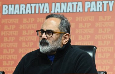 NEW DELHI, INDIA - FEBRUARY 7, 2024: Birlik Bakanı V. Muraleedharan, Rajeev Chandrasekhar & Prakash Javadekar 7 Şubat 2024 tarihinde Hindistan 'ın Yeni Delhi kentinde düzenlenen basın toplantısında ortak bir konuşma yaptı. BJP lideri Prakash Javadekar.