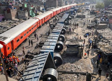 NEW DELHI, Hindistan - 17 Şubat 2024: Patel Nagar-Dayabasti bölümünde raydan çıkan 10 vagon yük treni manzarası. Olay, Cumartesi sabahı Zakhira üstgeçidinde tren geçerken meydana geldi.