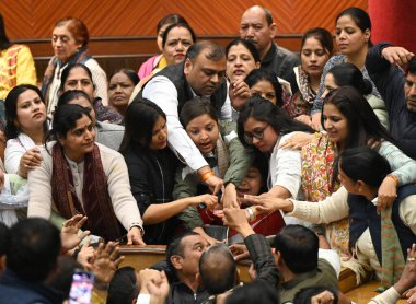 NEW DELHI, INDIA - 8 Şubat 2024: Delhi Belediye Başkanı Shelly Oberoi, (C) MCD Genel Başkanı Mukesh Goyal, (L) Delhi Belediye Başkan Yardımcısı Aaley Mohammad Iqbal (R) Delhi MCD Bütçesini geçtikten sonra basın mensuplarına seslendi.