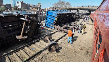 NEW DELHI, Hindistan - 17 Şubat 2024: Patel Nagar-Dayabasti bölümünde raydan çıkan 10 vagon yük treni manzarası. Olay, Cumartesi sabahı Zakhira üstgeçidinde tren geçerken meydana geldi.