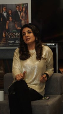 NEW DELHI, INDIA - 2 Şubat 2024: Bollywood oyuncusu Raveena Tandon, HT City ile yaklaşan gerilim dizisi Karmma Calling 'in tanıtımı için verdiği özel röportajda