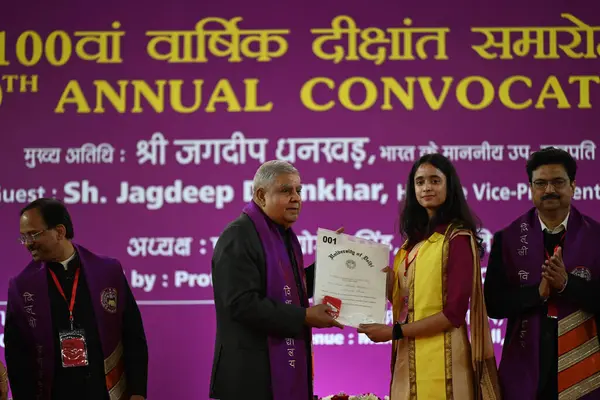 stock image NEW DELHI, INDIA -FEBRUARY 24, 2024: Vice President of India Jagdeep Dhankhar, DU Vice Chancellor Prof. Yogesh Singh felicitated the degree to the students during the 100th convocation of the Delhi University to award medals.