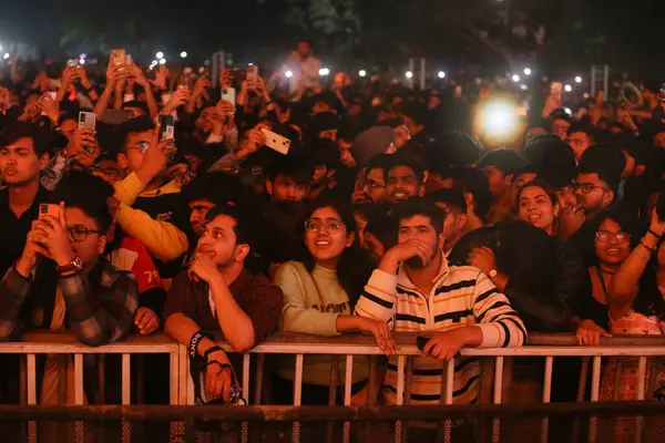 NEW DELHI, INDIA -15 Şubat 2024: Öğrenciler 15 Şubat 2024 'te Yeni Delhi, Hindistan' da Delhi Teknoloji Üniversitesi 'nde Bollywood şarkıcısı Shreya Ghoshal' ın performansının keyfini çıkarıyorlar..