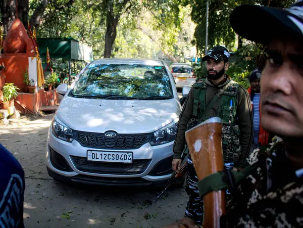 NEW DELHI, INDIA - 6 Şubat 2024 tarihinde İcra Müdürlüğü (ED) bünyesindeki güvenlik personeli Delhi Başbakanı Arvind Kejriwal 'ın kişisel sekreteri Bibhav Kumar' ın Chandrawal, Sivil Hatlar 'daki baskınına katıldı. 