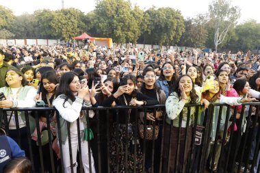 NEW DELHI, INDIA - FEBRUARY 2 2024: Bollywood çalma sanatçısı Muhammed Irfan 'ın üç günlük festivalin son günü Janki Devi Memorial College 24' teki yıldız performansına yaklaşık 3 bin öğrenci katıldı