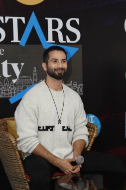 NEW DELHI, INDIA - 1 Şubat 2024: Bollywood aktörleri Shahid Kapoor ve Kriti Sanon, HT City ile yaptıkları özel söyleşide 