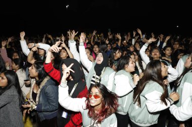 NEW DELHI, INDIA - FEBRUARY 2 2024: Bollywood çalma sanatçısı Muhammed Irfan 'ın üç günlük festivalin son günü Janki Devi Memorial College 24' teki yıldız performansına yaklaşık 3 bin öğrenci katıldı