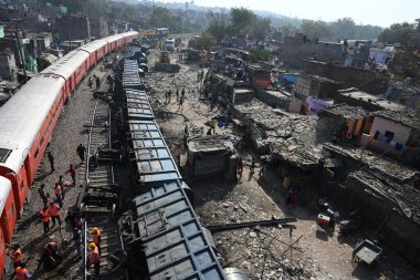 NEW DELHI, INDIA -17 Şubat: 10 vagon mal treninin görüntüsü 17 Şubat 2024 tarihinde Yeni Delhi, Hindistan 'da Patel Nagar-Dayabasti bölümünde raydan çıktı. Olay, tren Zakhira köprüsünün altından geçerken oldu. 