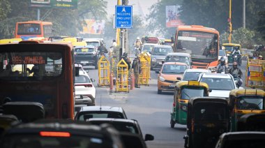NEW DELHI, INDIA - 14 FEBRUARY: Delhi Polisi Minto Köprüsü üzerinde barikat kurdu Delhi Chalo protesto yürüyüşü için çiftçilerin 14 Şubat 2024 tarihinde Yeni Delhi, Hindistan 'da.