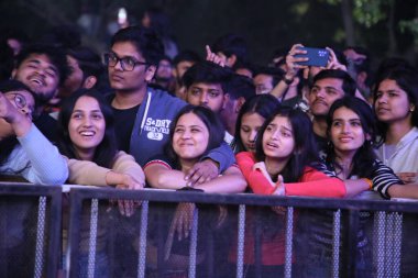 NEW DELHI, INDIA -15 Şubat 2024: Öğrenciler 15 Şubat 2024 'te Yeni Delhi, Hindistan' da Delhi Teknoloji Üniversitesi 'nde Bollywood şarkıcısı Shreya Ghoshal' ın performansının keyfini çıkarıyorlar..