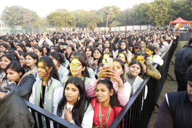 NEW DELHI, INDIA - FEBRUARY 2 2024: Bollywood çalma sanatçısı Muhammed Irfan 'ın üç günlük festivalin son günü Janki Devi Memorial College 24' teki yıldız performansına yaklaşık 3 bin öğrenci katıldı