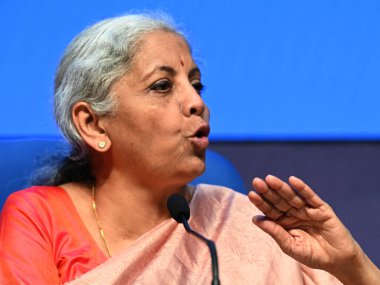 NEW DELHI, INDIA - 1 Şubat 2024: Birlik Maliye Bakanı Nirmala Sitharaman 1 Şubat 2024 tarihinde NMC 'de geçici bütçe sonrası medyaya seslendi 