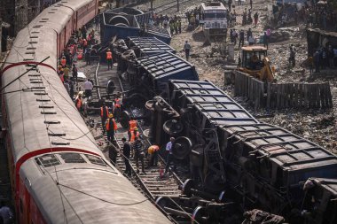 NEW DELHI, Hindistan - 17 Şubat 2024: Patel Nagar-Dayabasti bölümünde raydan çıkan 10 vagon yük treni manzarası. Olay, Cumartesi sabahı Zakhira üstgeçidinde tren geçerken meydana geldi.