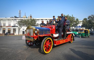 NEW DELHI, INDIA - 11 Şubat 2024: Eski arabalar, 11 Şubat 2024 tarihinde Hindistan 'ın Yeni Delhi kentinde düzenlenen 57..