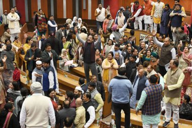 NEW DELHI, INDIA - FEBRUARY 8, 2024: MCD Mukesh Goyal Hanesi Lideri ve AAP Konsey Üyesi, Delhi Belediyesi 'nin gözden geçirilmiş bütçe tahmini 2023-24 Özel Toplantısı sırasında Delhi' nin MCD Bütçe Geçişi sonrasında kutlama yapıyorlar.