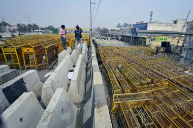 NEW DELHI, INDIA - 13 Şubat 2024: Delhi Polis ve Güvenlik görevlileri 13 Şubat 2024 tarihinde çiftçilerin Delhi 'ye çağrısı öncesinde Singhu Sınır Delhi-Haryana Sınırı' nda güvenlik düzenlemeleri hazırlıyorlar.