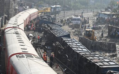 NEW DELHI, INDIA -17 Şubat: 10 vagon mal treninin görüntüsü 17 Şubat 2024 tarihinde Yeni Delhi, Hindistan 'da Patel Nagar-Dayabasti bölümünde raydan çıktı. Olay, tren Zakhira köprüsünün altından geçerken oldu. 