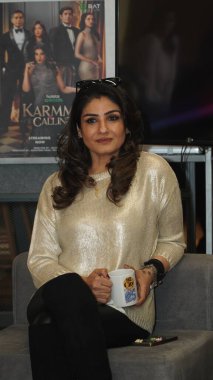 NEW DELHI, INDIA - 2 Şubat 2024: Bollywood oyuncusu Raveena Tandon, HT City ile yaklaşan gerilim dizisi Karmma Calling 'in tanıtımı için verdiği özel röportajda