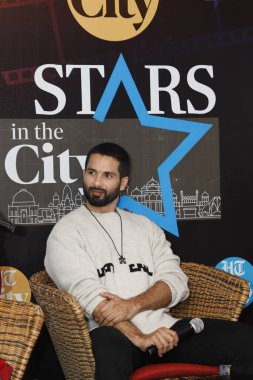 NEW DELHI, INDIA - 1 Şubat 2024: Bollywood aktörleri Shahid Kapoor ve Kriti Sanon, HT City ile yaptıkları özel söyleşide 