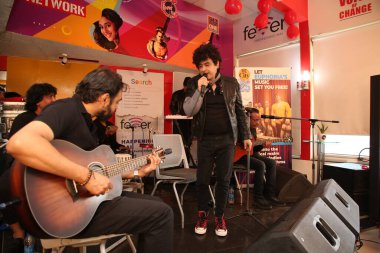 NEW DELHI, INDIA -FEBRUARY 16, 2024: Euphoria Band kurucusu ve baş vokalisti Palash Sen, HT Citys 'in 25. yaş günü kutlamasında sahne aldı