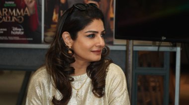 NEW DELHI, INDIA - 2 Şubat 2024: Bollywood oyuncusu Raveena Tandon, HT City ile yaklaşan gerilim dizisi Karmma Calling 'in tanıtımı için verdiği özel röportajda