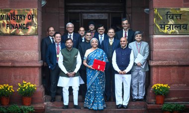 NEW DELHI, INDIA - FEBRUARY 1, 2024: Nirmala Sitharaman, Birlik Maliye Bakanı Bhagwat Karad ve Pankaj Chaudhary MOS Finans Bakanlığı, geçici Bütçe sunumu öncesinde Maliye Bakanlığı 'ndan ayrıldı.