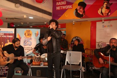 NEW DELHI, INDIA -FEBRUARY 16, 2024: Euphoria Band kurucusu ve baş vokalisti Palash Sen, HT Citys 'in 25. yaş günü kutlamasında sahne aldı