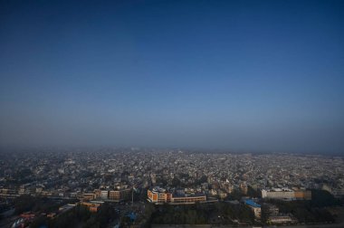 NEW DELHI, INDIA - 5 Şubat 2024: Eski Delhi 'nin hava kalitesinin hava kirliliğinin azaltılması ve şehrin ufuk çizgisinin görünürlüğünün artması sonrasında hava kalitesinin yükselmesi 