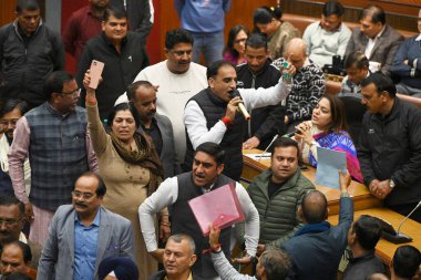 NEW DELHI, INDIA - 7 FEBRUARY: Shyama Prasad 'da düzenlenen gözden geçirilmiş Bütçe Özel Toplantısı sırasında Delhi Belediye Başkanı Shelly Oberoi' nin önünde protesto gösterisi 