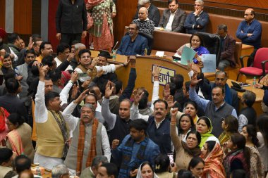 NEW DELHI, INDIA - 7 FEBRUARY: Shyama Prasad 'da düzenlenen gözden geçirilmiş Bütçe Özel Toplantısı sırasında Delhi Belediye Başkanı Shelly Oberoi' nin önünde protesto gösterisi 